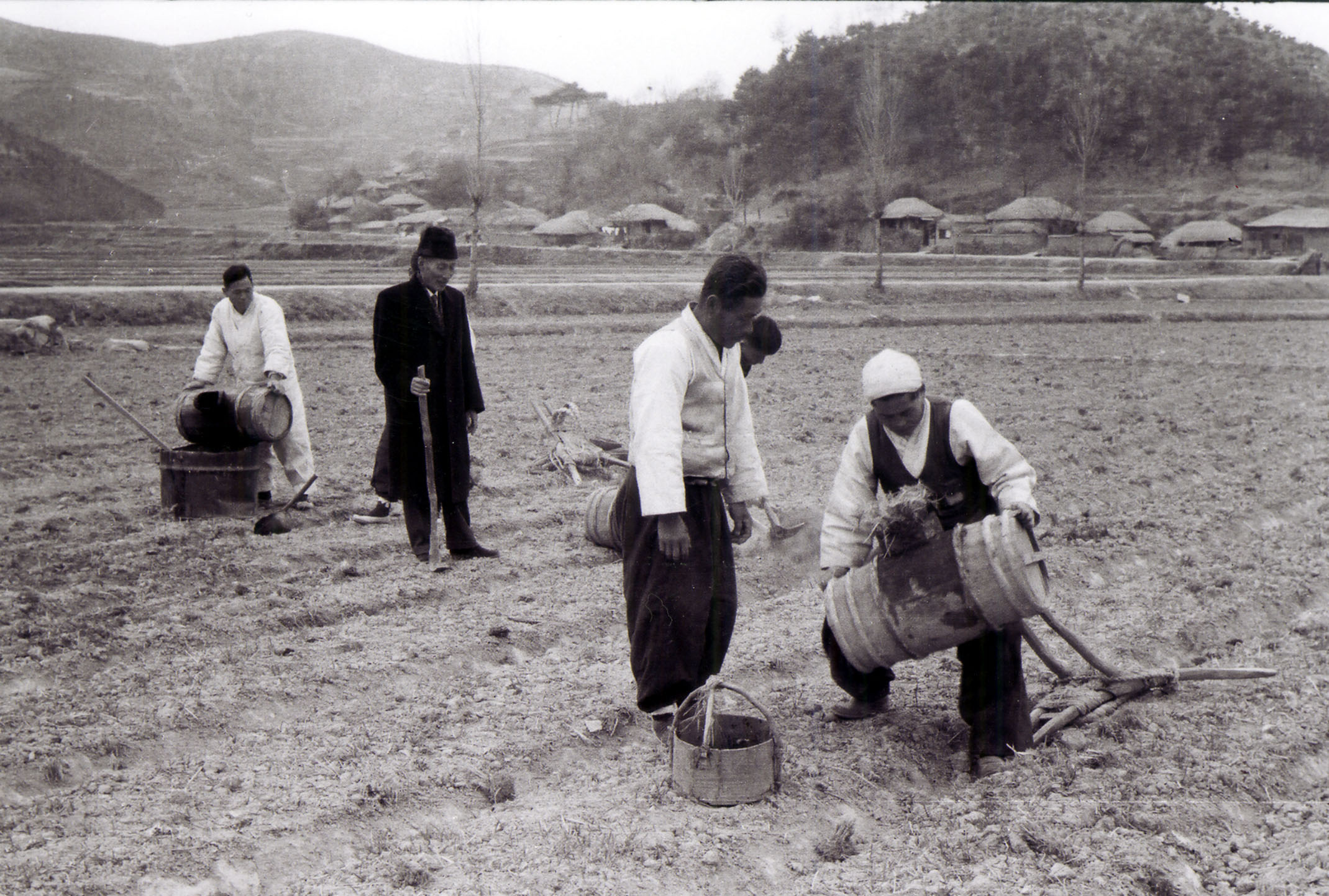 1000-30 농토배양을 위해 인분을 퍼내는 농부들(1969).jpg