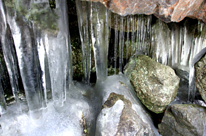 夏に氷が凍る氷洞窟